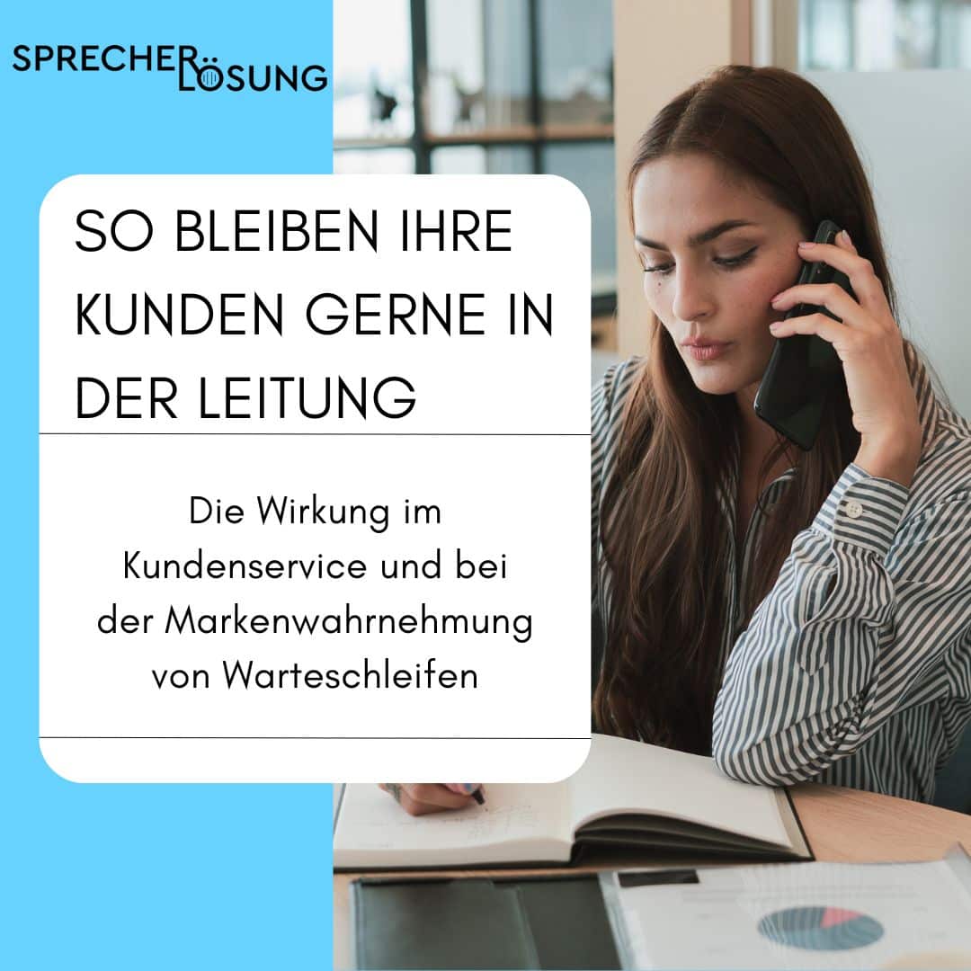 Eine Frau mit Headset sitzt mit Laptop, Stift und Notizbuch an einem Schreibtisch. Der Text lautet: „So bleiben Ihre Kunden gerne in der Leitung. Die Wirkung im Kundenservice und bei der Markenwahrnehmung von Warteschleifen.“