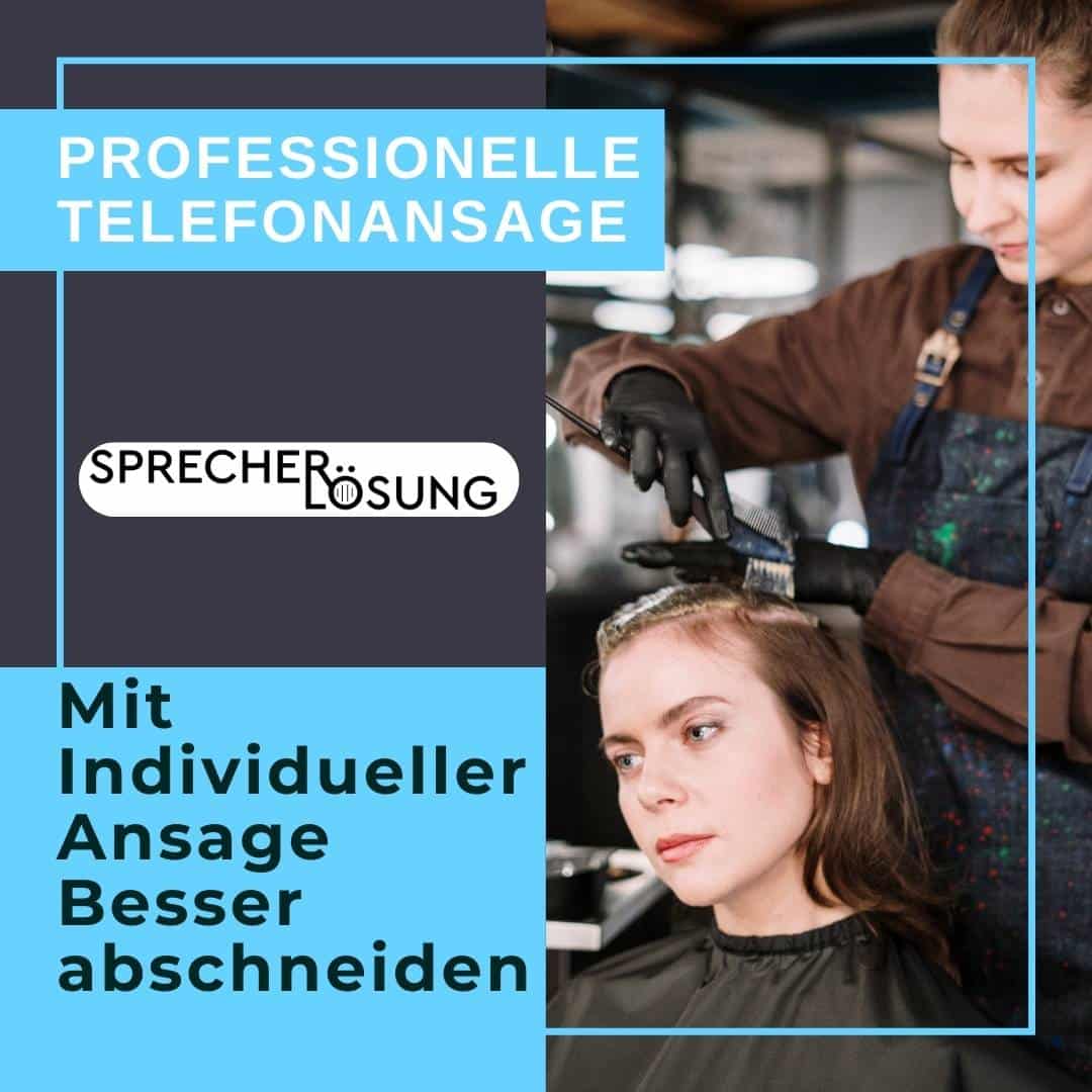 Eine Frau lässt sich in einem Salon die Haare stylen. Der Bildtext wirbt mit dem Slogan „Professionelle Bandansage – Mit individueller Ansage besser abschneiden.“ für professionelle Telefonansagen.